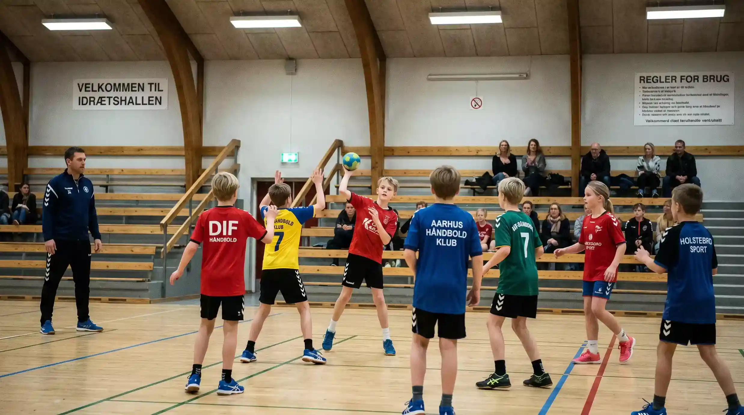 Børn og voksne spiller håndbold i en dansk forening