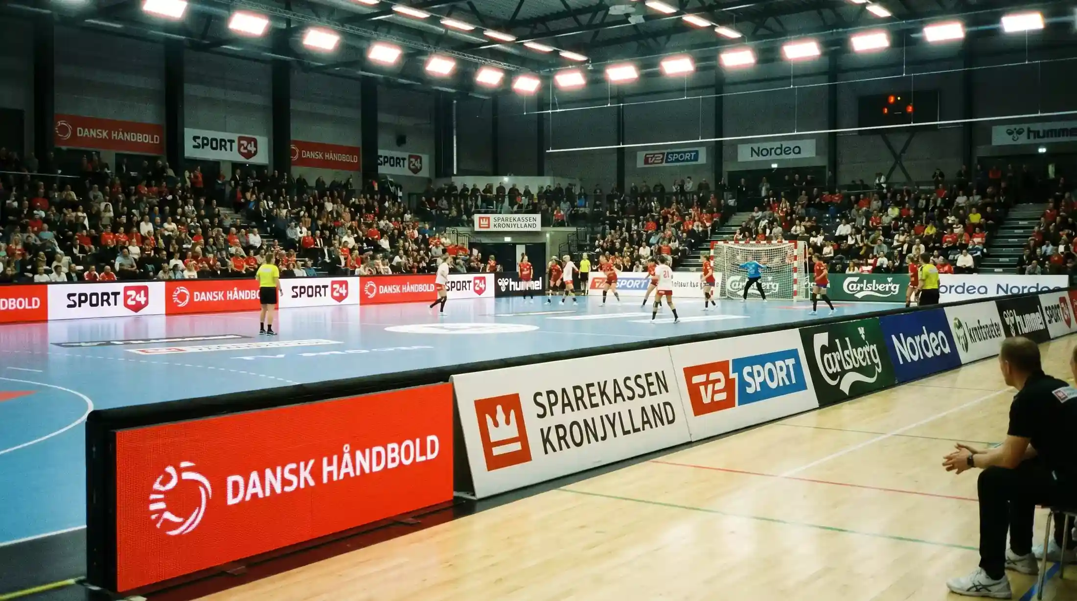 Kvindeligaens logo med navnesponsor på banen